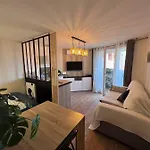 Location Estival Parfaite : Studio A 50 Metres De La Plage, Offrant Une Magnifique Vue Mer